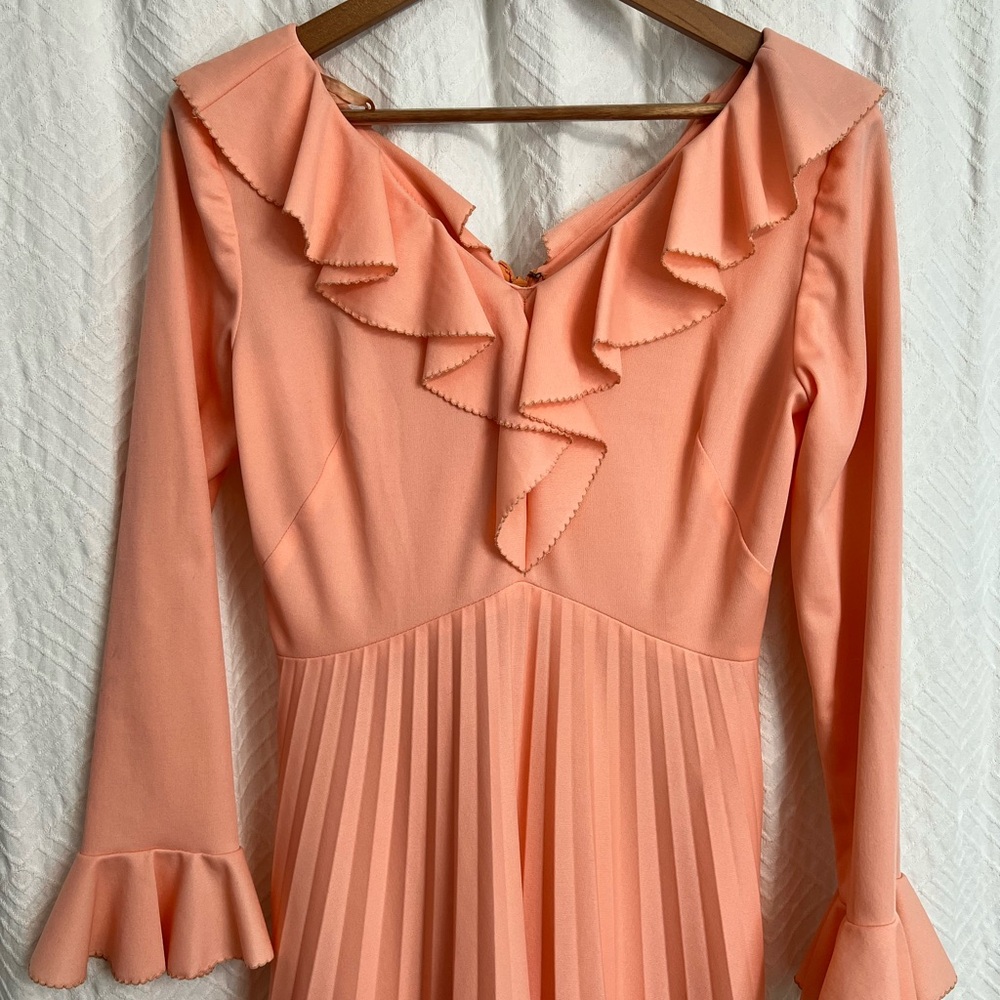 Elegant Vintage Peach Dress with Ruffle Sleeves - Picture 2 of 8